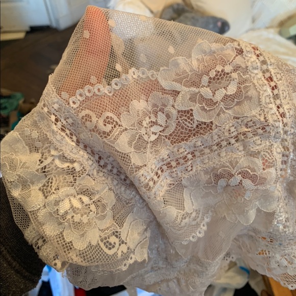 Delicate lace crop top - Picture 5 of 5